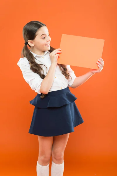 Mädchen mit Ansage. Vorbereitung auf die Schulsaison kaufen Vorräte Schreibwaren Kleidung im Voraus. Schuluniform im formalen Stil. geben Sie das erste Formular ein. Zurück zur Schulzeit. Schulbedarf kaufen — Stockfoto