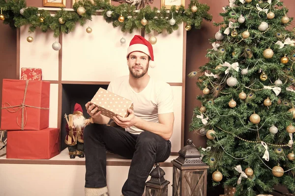 Homme Père Noël avec des cadeaux à l'arbre de Noël — Photo