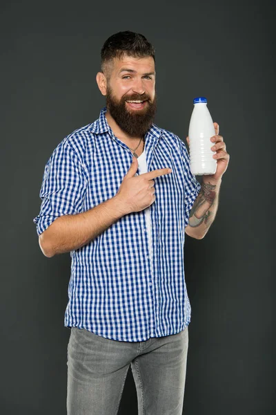 Laktose-Diät. Brutale kaukasische Hipster trinken Milch. Gesundheitsfürsorge und Ernährung. Milchprodukte. Milchzucker konsumieren. gesunde Ernährung. Joghurt Probiotika und Präbiotika. bärtiger Mann hält weiße Flasche mit Milch — Stockfoto