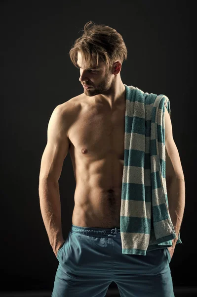 Фитнес, здоровый мужчина с полотенцем на плече. Фитнес-атлет с сексуальным туловищем, шестью комплектами и мышцами живота — стоковое фото