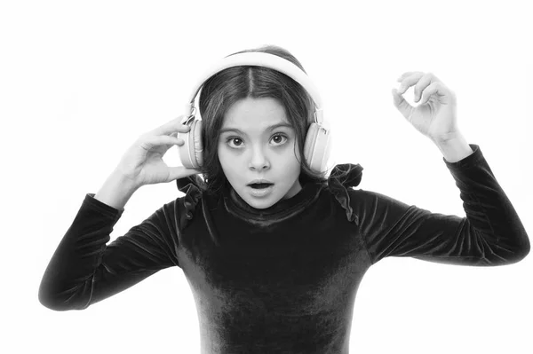 Kleines Mädchen hört Musik kabellose Kopfhörer. Online-Musikkanal. Mädchen kleines Kind verwenden Musik moderne Kopfhörer. Hören Sie sich neue und kommende populäre Songs jetzt kostenlos an. Musik immer bei mir — Stockfoto