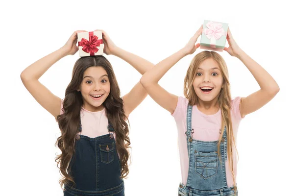 Aprendí a envolver regalos. Niñas felices sosteniendo cajas de regalo sobre la cabeza. Niños pequeños con paquetes de regalo en el día del boxeo. Adorables niños con cajas de regalo de cumpleaños bellamente envueltas —  Fotos de Stock