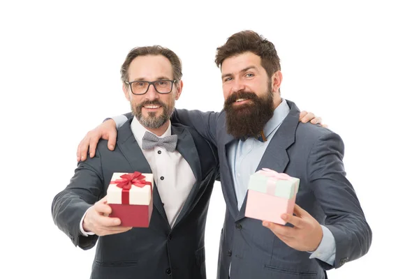 성공과 보상. 미용. 공식 파티에서 일하는 사업가들. 수염이 있는 남자들은 발렌타인 카드를 가지고 있다. 백인들에게 고립 된 채로 만나는 사업 파트너들. 생일 쇼핑 축하 해. 성공에 대한 보상 — 스톡 사진