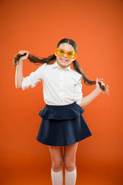 Schoolgirl sevimli at kuyruğu. Mükemmel öğrenci kavramı. Kız okul üniforması turuncu arka plan giymek. Okul eğitimi. Okul yılına başlayalım. Mükemmel liseli düzenli saç. Çocuk ilk okul günü hazırlayın — Stok fotoğraf