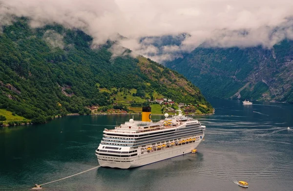 Aventura, descubrimiento, viaje. Crucero en el fiordo noroeste. Transatlántico atracado en puerto. Destino de viaje, turismo. Vacaciones, viaje, ansia de viajar . — Foto de Stock