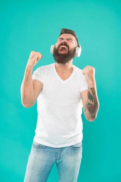 Las fuentes de música en línea gratis funcionan un poco diferente y tienen muchas características diferentes. Carta musical. Hipster maduro con barba escuchando música. Amante de la música elegante y guapo. Hombre con auriculares —  Fotos de Stock