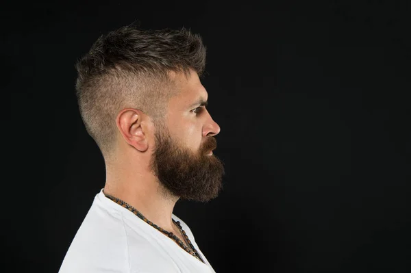 Man Handsome hipster snygg skägg och mustasch. Skönhet och maskulinitet. Skäggiga säker hipster. Beard Fashion och frisör koncept. Barber tips underhålla skägg. Styling och trimning av skäggvård — Stockfoto