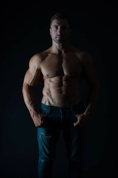 Bodybuilder koncept. Mužnost a sport. Zlepšete se. Muž svalnatý sportovec. Macho pohledný se svalovým trupem. Atraktivní chlap svalnatý tělo. Hrdý na skvělou podobu. Zdravý a silný — Stock fotografie