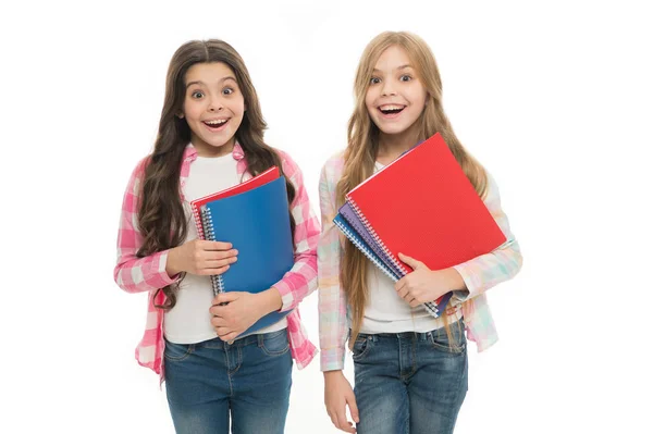 Terug naar schoolboeken om te delen. Kleine schoolkinderen houden notitieboeken. Schattige kleine meisjes met school oefening boeken. De beste Childrens boeken op de eerste dag van school — Stockfoto