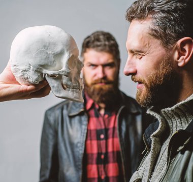 Korkuyu dağıtmaya odaklanmış. Psikoloji konsepti. İnsani korkular ve cesaret. Korkunun derinliklerine bak. Ölümün kafatasına bakan vahşi sakallı hippi. Korkularının üstesinden gel. Cesur ol.