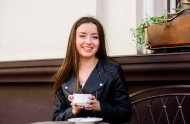 sabah kahvesi. Randevuyu bekliyorum. Günaydın. Kahvaltı zamanı. kız kafede dinlenmek. İş yemeği. yaz moda güzellik. Kafede toplantı. deri ceketli şık kadın kahve içmek. mutlu kız