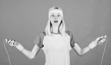 Atlama meydan hafta. İp atlama büyük kalori burner bir. Kilo vermek için uygun bir yaklaşım. Kız parlak Bileklikler atlama ipi aşınma tutun. İp atlama egzersiz kadın. Kilo kaybı kavramı