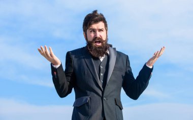 Yardıma ihtiyacım var. bir sorun var. İş adamı gökyüzüne karşı. Sakallı adam. bıyıklı vahşi kafkas hipster. Gelecekteki başarı. resmi moda. Sakallı olgun hipster sorunu çözmek. iş sorunu