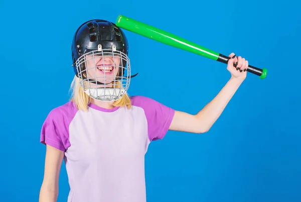 Meisje zeker mooie blonde baseball helm dragen en houd vleermuis op blauwe achtergrond. Honkbal vrouwelijke speler concept. Klaar aanval af te weren. Vrouw geniet van speel honkbal spel. Vrouw in honkbal sport — Stockfoto