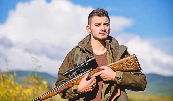 Equipamentos de caça e medidas de segurança. Homem com equipamento de caça rifle fundo natureza. Certifique-se de condições seguras. Preparar para caçar. O que você deve ter enquanto caça ambiente natureza — Fotografia de Stock