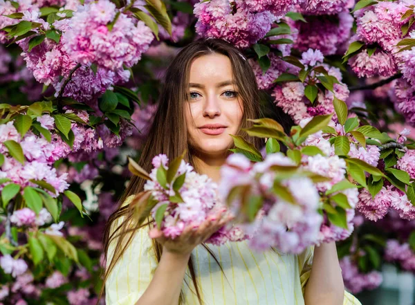 Odeur de fleur, allergie. femme en fleur de printemps fleurissent. beauté naturelle d'été. soins de la peau et spa. Cosmétiques naturels pour la peau. fille en fleur de cerisier. Sakura arbre en fleurs. Mémorisez ce moment — Photo