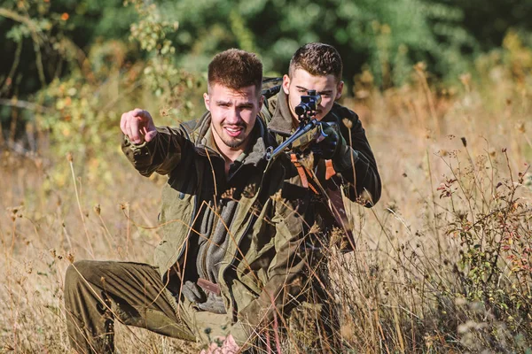 Activité pour les hommes réels concept. Chasseurs avec des fusils dans l'environnement naturel. Chasseurs gardiens de chasse à la recherche d'animaux ou d'oiseaux. Chasser avec des amis. Les amis chasseurs aiment les loisirs. Travail d'équipe et soutien — Photo