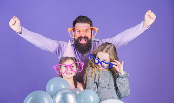 Yaşasın. Mutlu bir aile doğum günü partisi kutluyor. Aile partisi. Aile baba ve kızı parti gözlük takıyor. Baba ve kız çocuk parti zaman zevk. Bir aile kutlaması sahip — Stok fotoğraf