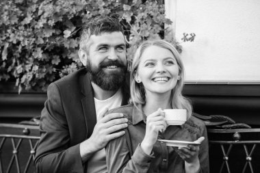 Mutlu çift romantik tarihte aşık. Huzurlu sabah. Acımasız sakallı hippi ve kız kahve içmek. Sabah kahve. kadın ve sakallı kafede rahatlayın. İlk kız ve olgun adam karşılamak