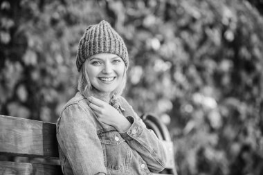 Sonbahar moda aksesuar. Bu sonbaharda yumuşak ve sıcak şık şapka ile rahat. Kadın tezgah parkı doğa arka plan otur. Kız giyim örme şapka aksesuarı. Sonbahar sezonu için örgü aksesuar