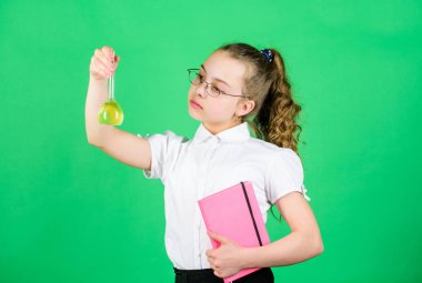 Eğitim kavramı. Güvenlik önlemleri. Küçük çocuk çalışması. Kimya dersi. Eğitici deney. Kimya eğlencesi. Bilgi günü. Renkli kimyasal sıvıları olan liseli kız. Kimya ile eğlenmek