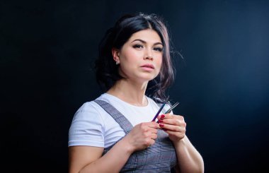 Kozmetik cızırtı. Uzantıları günlük göz makyajı gereksiz hale. Kız makyaj yüz kirpik uzatma için cızırtı tutun. Güzellik dükkanı konsepti. Profesyonel kirpik uzatma cılız. Makyaj sanatçısı