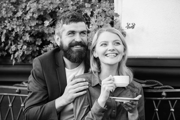 Casal feliz no amor em encontro romântico. Manhã pacífica. Brutal barbudo hipster e menina beber café. Café da manhã. mulher e homem com barba relaxar no café. Primeiro encontro de menina e homem maduro — Fotografia de Stock