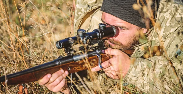 Hombre cazador con rifle. Campamento de entrenamiento. Habilidades de caza y equipo de armas. Cómo convertir la caza en hobby. Moda uniforme militar. Cazador de barbudos. Fuerzas del ejército. Camuflaje. base militar — Foto de Stock