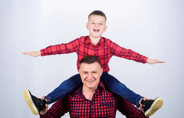 La felicidad es el padre del niño. Divirtiéndose. Día de los Padres. Padre ejemplo de noble humano. Tiempo en familia. Mejores amigos. Padre hijo pequeño camisas rojas familia look outfit. Niño cabalgando sobre los hombros de los papás — Foto de Stock