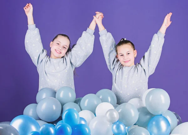 Απολαμβάνοντας οικογενειακές διακοπές μαζί. Happy μικρά κορίτσια έχοντας εορτασμός διακοπών. Καλές διακοπές. Έχουν γενέθλια. Αερόστατα δημιουργώντας μια πραγματική διακοπές για τα παιδιά — Φωτογραφία Αρχείου