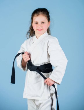 Aktivite ve spor. Güçlü ve kendine güvenen bir çocuk. Kemerli beyaz kimonolu küçük çocuk. Karate dövüşçüsü savaşmaya hazır. Karate spor konsepti. Kendini savunma becerileri. Karate güven hissi verir