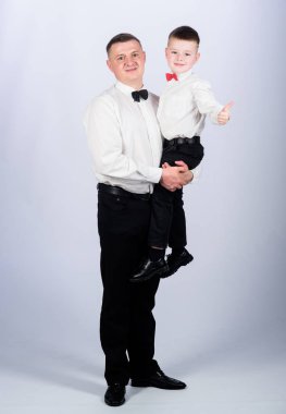 baba beyefendi ile küçük bir çocuk. Aile. Aristokrat. baba ile mutlu çocuk. iş toplantısı. Moda. Ebeveyn -lik. Aristokrat. baba ve oğlu resmi takım elbiseli. smokin tarzı. Düğün partisi. Illüzyonist.
