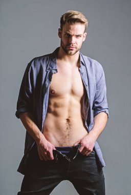 Erkek moda ve güzellik. Gövde ile seksi adam altı paketi. Sporcu adam, saç bakımı. Kas eğitmen sonra spor. Fitness diyet. Arzu ve günaha. Seksi kas maço. Eserleri ile memnun