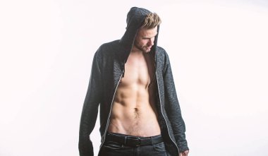 Baştan çıkarıcı maço seksi hissediyor. Unleashed arzu. Çekici seksi vücut. Onun çekiciliğini kendinden emin. Zaman değişim giysi. Adam yakışıklı seksi soyuyor. Hipster seksi kas gövde elbiselerini al