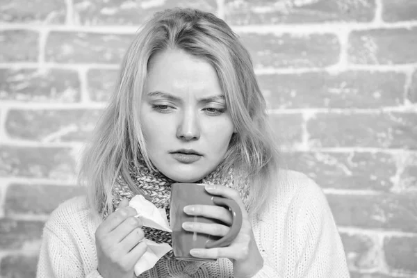 Daha fazla sıvı içecek soğuk algınlığından kurtulmak. Bol içilmesi sıvı soğuk hızlı iyileşme sağlamak için önemli. Kız çay kupa ve doku tutun. Burun akıntısı ve diğer belirtiler soğuk. Soğuk algınlığı ve grip ilaçları — Stok fotoğraf