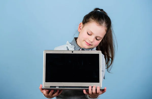 Programación de estudio. Niño pequeño usando pc. Vida en línea. Navegar por Internet. Desarrolla tu propio blog. Blog personal. Redes sociales y blog. Fuente de información. Concepto de blogueo. Chica con ordenador portátil — Foto de Stock