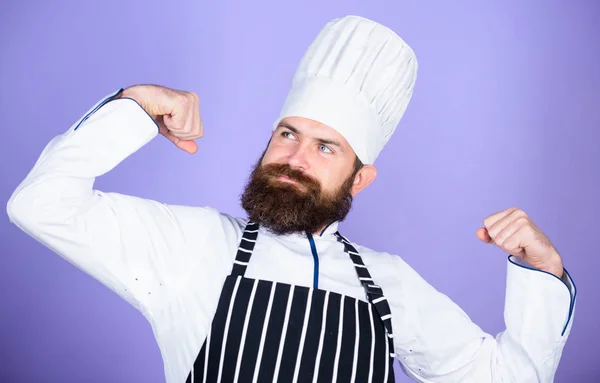 Matlagning är min kraft. Mina hemliga tips är kulinariska. Matlagning lätt och trevlig ockupation. Bli kock på restaurang. Professionell kock. Självsäker skäggig stark kock vit uniform. Prova något speciellt — Stockfoto