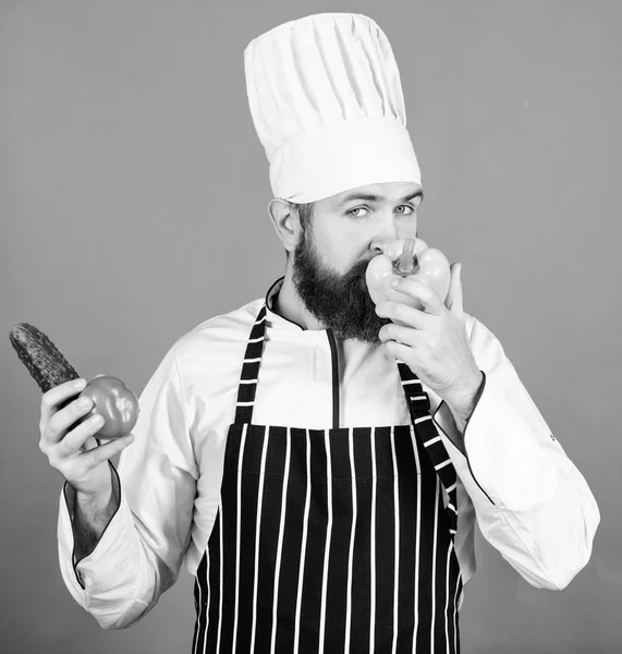 Köpa färska grönsaker livsmedelsbutik. Vegetarisk restaurang. Hipster kökschefen vegetariska café. Välja vegetarisk livsstil. Man koka hatt förkläde håll färska grönsaker. Vegetariska recept koncept — Stockfoto