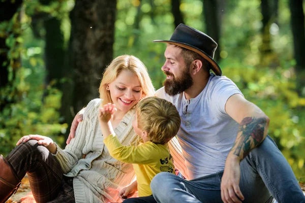 Bom dia para piquenique de primavera na natureza. Explore a natureza juntos. Conceito de dia de família. Mãe pai e filho menino relaxando enquanto caminhando na floresta. Um piquenique familiar. Mãe pai e filho pequeno sentar piquenique floresta — Fotografia de Stock