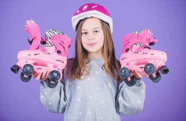 Macera için ileri. Etkin boş ve yaşam tarzı. Roller buz pateni teen hobi. Neşeli genç pateni gidiyor. Sportif genç kız. Kız cute teen giyim kask ve tekerlekli paten Menekşe arka plan üzerinde