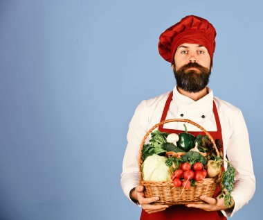 Mavi arka planda sakallı bir adam. Yeşil market kavramı