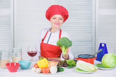 Brokoli yemek yapmayı. Çiğ gıda diyet. Brokoli beslenme değeri. Kadın profesyonel şef çiğ brokoli sebze tutun. Ücretsiz sağlıklı vejetaryen ve vegan yemek tarifleri. Brokoli favori madde açmak
