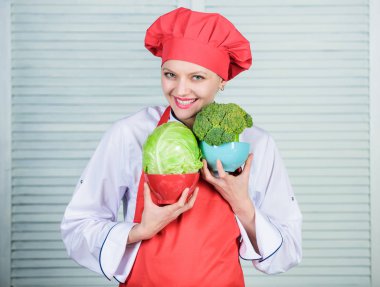 Vejetaryen mutfağı zengin vitaminler. mutlu kadın sağlıklı gıda, brokoli ve lahana seviyor. Pişir. mutfakta profesyonel şef pişirme. organik ve vejetaryen. Diyet ve vitamin. mutfak mutfağı