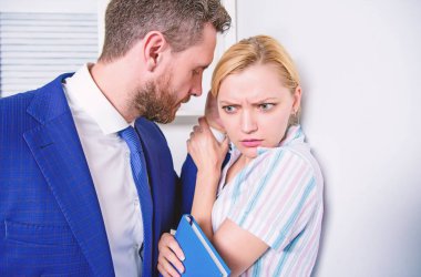 İş adamı, Cinsel Taciz Meslektaşı. Kadın haklarını koruma hakkı. Erkek kıza dokunuyor.