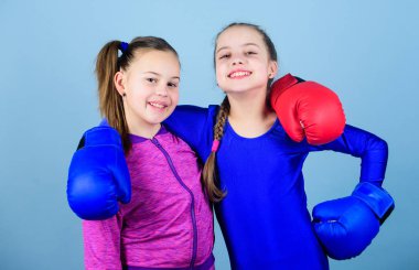 Sabah antrenmanı. Boks eldivenli mutlu çocuk sporcu. Fitness diyeti. enerji sağlığı. spor küçük kız boksör egzersiz. nakavt yumruklama. Çocukluk aktivitesi. Spor başarısı. Dostluk