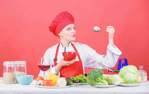 Gesund ernähren. gesunde Ration. Mädchen mit Hut und Schürze probieren Pilzgeschmack. Frau professionelle Köchin halten Löffel mit rohen Pilzen. gesunde vegetarische und vegane Rezepte. gesunde Rohkost. Ernährungskonzept — Stockfoto