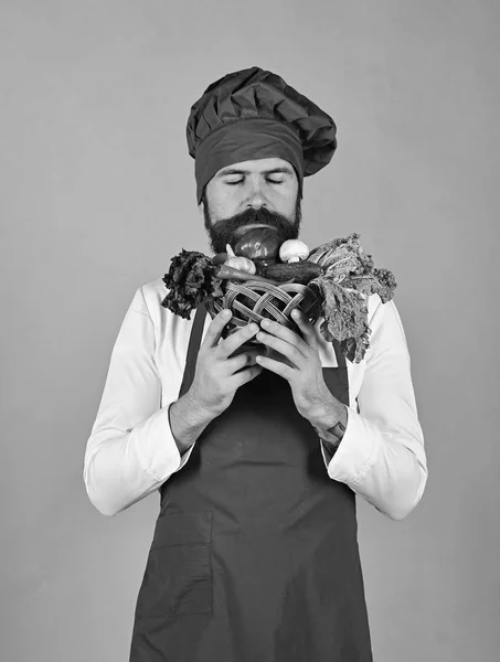 Taze sağlıklı vejetaryen sebze bol olan genç adam — Stok fotoğraf