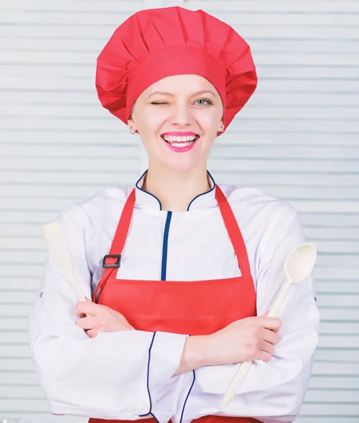 La adorable chef enseña artes culinarias. Concepto de espectáculo culinario. Mujer bonita chef usar sombrero y delantal. Deliciosas y fáciles recetas. Las mejores recetas culinarias para probar en casa. Consejos culinarios profesionales — Foto de Stock