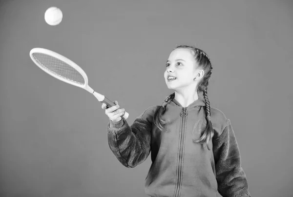 テニス ラケットとボール。十代の少女。フィットネス ダイエットは、健康とエネルギーをもたらします。幸せな子供の十代の少女は、テニスをします。スポーツ ゲームの成功。十代の少女の体操の試し。十代の少女の実践スキル — ストック写真