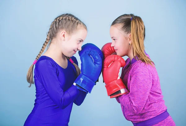 打拳淘汰赛。童年活动。健身饮食。能源健康。锻炼小女孩拳击手在运动服装。运动成功。友谊。快乐的儿童运动员在拳击手套。只是最好的 — 图库照片